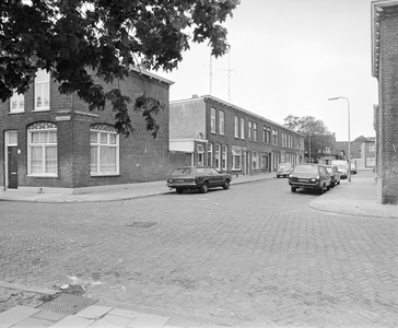 882551 Gezicht in de Paulus van Vianenstraat, met woningen aan de even zijde te Utrecht, vanaf de Willem Hedastraat.